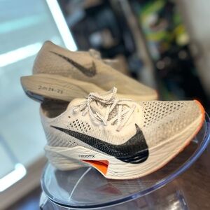 Nike ZoomX Vaporfly Next% 3– Women’s 8 / Men’s 6.5